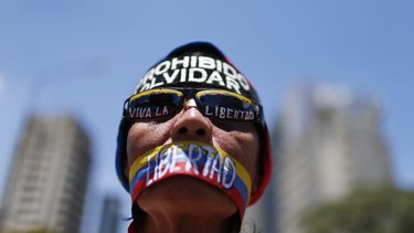 Gobierno y oposición miden fuerzas con marchas en Caracas
