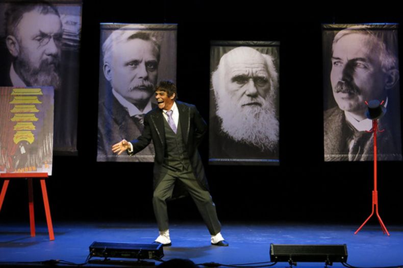 El actor mexicano-francés Brontis Jodorowsky actúa durante un ensayo de la obra El Gorila en la Ciudad de México, el jueves 23 de abril de 2026. (Foto AP/Berenice Bautista)