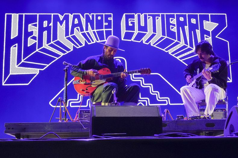 Estevan Gutierrez, izquierda, y Alejandro Gutierrez de la banda Hermanos Gutierrez durante su concierto en el Corona Capital en la Ciudad de México el domingo 17 de noviembre de 2024. (Foto AP/Eduardo Verdugo)