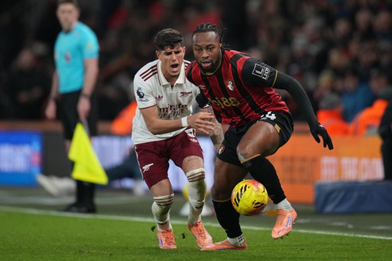 Piero Hincapié (izquierda) de Arsenal pugna el balón con Antoine Semenyo de Bournemouth en el partido de la Liga Premier, el sábado 3 de enero de 2026. (AP Foto/Alastair Grant)