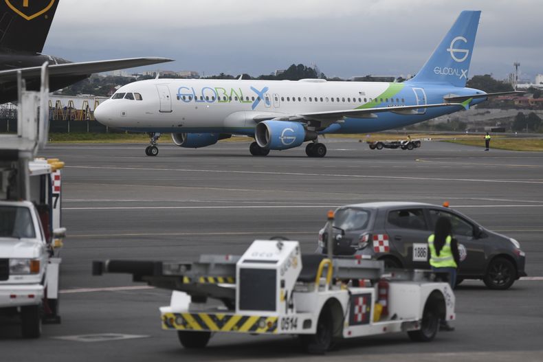 ARCHIVO - Un avión que transporta a migrantes de Asia Central e India, deportados de Estados Unidos, llega al Aeropuerto Internacional Juan Santamaría, el 20 de febrero de 2025, en San José, Costa Rica. (AP Foto/José Díaz, Archivo)