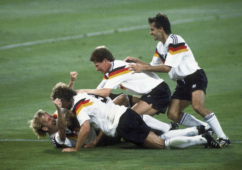 ARCHIVO - Los jugadores de Alemania celebran el gol de Andreas Brehme, izquierda en el piso, para derrotar a Argentina en la final de la Copa Mundial, el 8 de julio de 1990, en Roma.(AP Foto/Carlo Fumagalli)