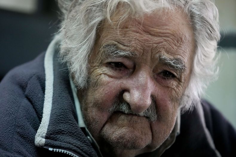 El expresidente uruguayo José Pepe Mujica hace una pausa durante una entrevista, en Montevideo, Uruguay, el sábado 22 de julio de 2023. Más de la mitad de los 3,3 millones de uruguayos dice no tener ninguna identidad religiosa y, entre ellos, el ateo más conocido es Mujica. (AP Foto/Natacha Pisarenko)