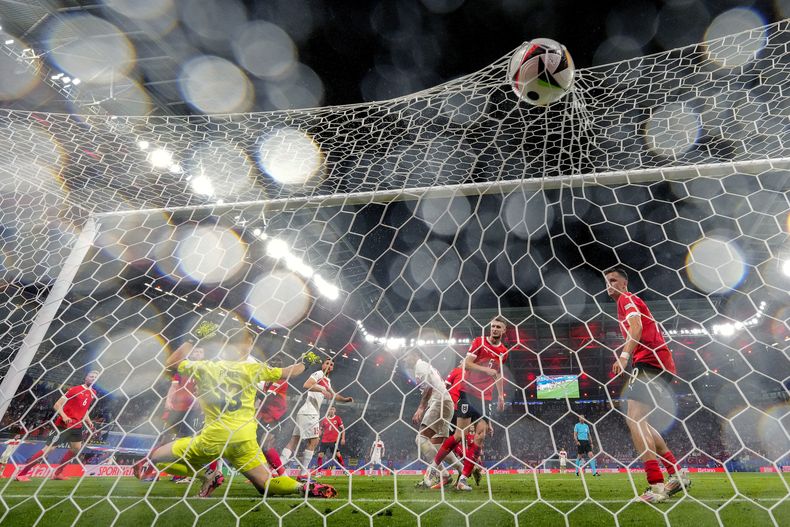 Merih Demiral anota por Turquía ante Austria en el partido de octavos de final de la Eurocopa, disputado el martes 2 de julio de 2024, en Leipzig, Alemania (AP Foto/Andreea Alexandru)