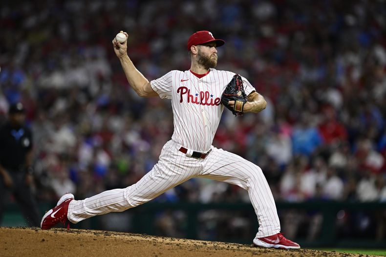 Zack Wheeler, de los Filis de Filadelfia, hace un lanzamiento en el juego ante los Bravos de Atlanta, el sábado 31 de agosto de 2024 (AP Foto/Derik Hamilton)