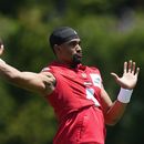 ARCHIVO - Jalen Hurts, quarterback de Filadelfia, toma parte de la práctica en las instalaciones del equipo en Filadelfia, el jueves 1 de julio de 2023. Los Eagles son talentosos y tienen profundidad en ofensiva y defensiva, aunque todavía hay algunas dudas de cara al campamento de entrenamiento. (AP Foto/Matt Rourke, Archivo)