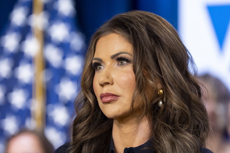La secretaria de Seguridad Nacional Kristi Noem en una conferencia de prensa en la sede del Servicio de Control de Inmigración y Aduanas, el 9 de abril de 2025, en Washington. (AP Foto/Alex Brandon, Archivo)