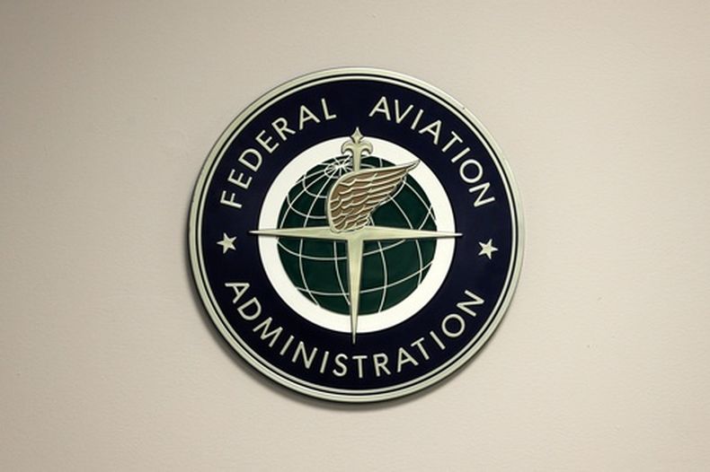ARCHIVO - Un cartel de la Administración Federal de Aviación de Estados Unidos (FAA, por sus siglas en inglés) en el aeropuerto internacional John F. Kennedy en Nueva York, el 16 de marzo de 2017. (AP Foto/Seth Wenig, Archivo)