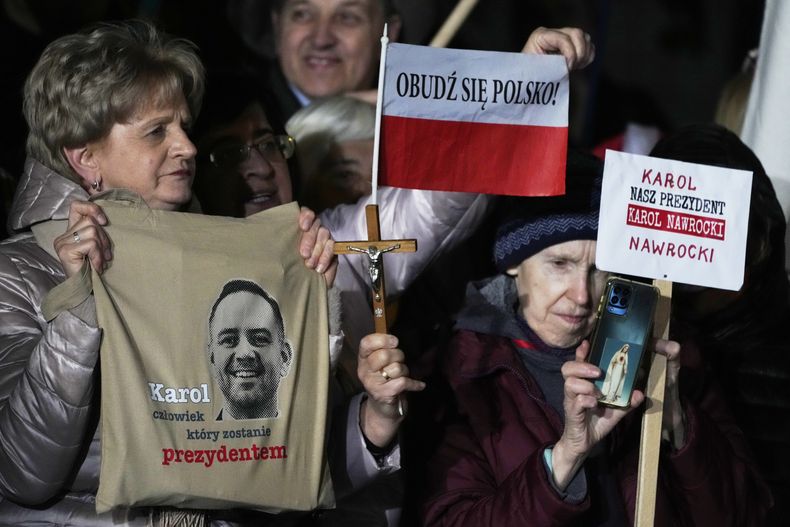 Partidarios del candidato presidencial conservador Karol Nawrocki sostienen cartlees en una marcha en Varsovia, Polonia, el martes 13 de 2025. Los mensajes dicen Karol, el hombre que será presidente, ¡Despierta, Polonia! y Nuestro presidente Karol Nawrocki. (AP Foto/Czarek Sokolowski)