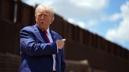 ARCHIVO – El entonces candidato presidencial y expresidente Donald Trump habla en la frontera con México, el 22 de agosto de 2024, en Sierra Vista, Arizona. (AP Foto/Evan Vucci, Archivo)