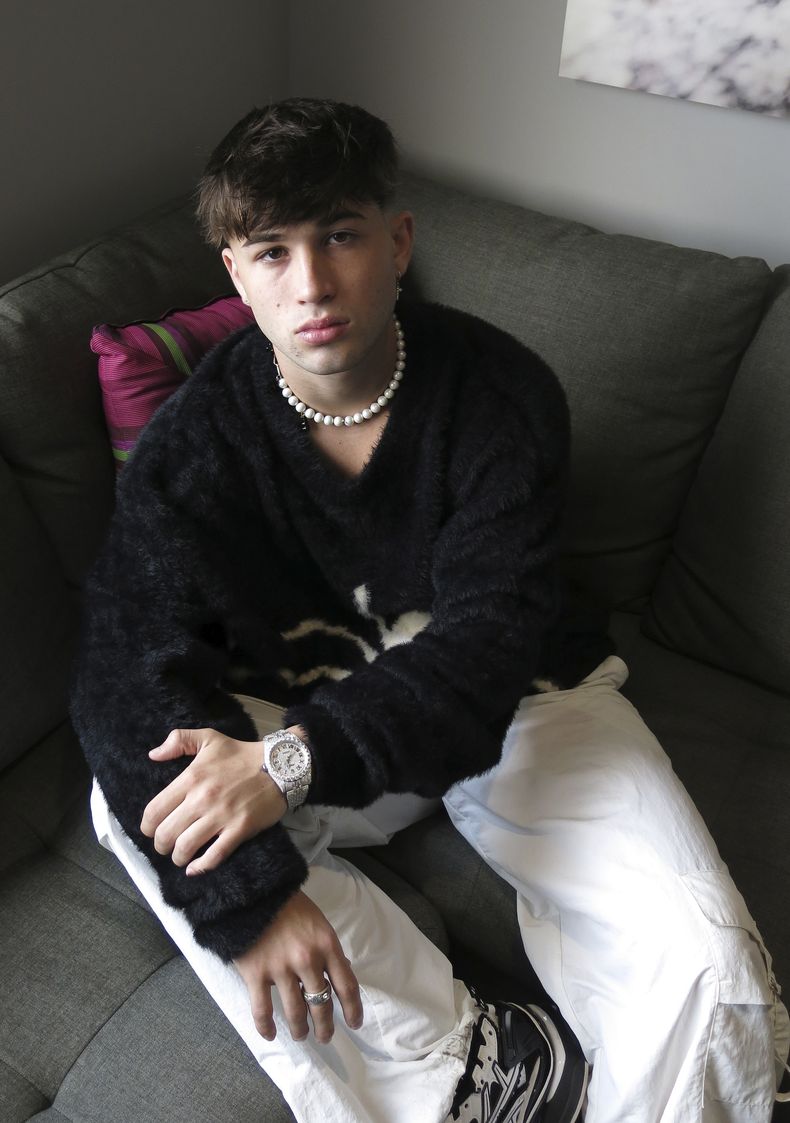 El músico puertorriqueño Jotaerre posa durante una entrevista en la Ciudad de México el 6 de junio de 2023. Jotaerre lanzó su álbum debut Luna Azul en Tokyo el 13 de julio. (Foto AP/Berenice Bautista)