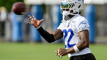 El safety de los Bills de Buffalo, C.J. Gardner-Johnson (22), calienta antes de la práctica en el campamento de entrenamiento de fútbol americano de la NFL del equipo el sábado 1 de agosto de 2026, en Pittsford, Nueva York. (Foto AP/Adrian Kraus)