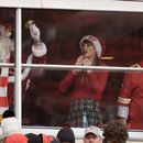 Taylor Swift en un palco antes del inicio del partido de fútbol americano de la NFL entre los Chiefs de Kansas City y los Raiders de Las Vegas, el lunes 25 de diciembre de 2023, en Kansas City, Missouri. (AP Foto/Charlie Riedel)