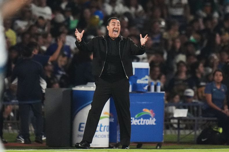 Efraín Juárez, entrenador de los Pumas de la UNAM, reacciona durante el partido de vuelta de las semifinales de la Liga MX contra Pachuca, el domingo 17 de mayo de 2026, en Ciudad de México. (AP Foto/Eduardo Verdugo)