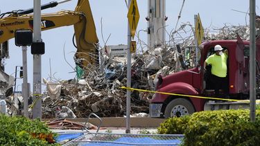surfside: tareas en escombros de edificio de cerca de concluir