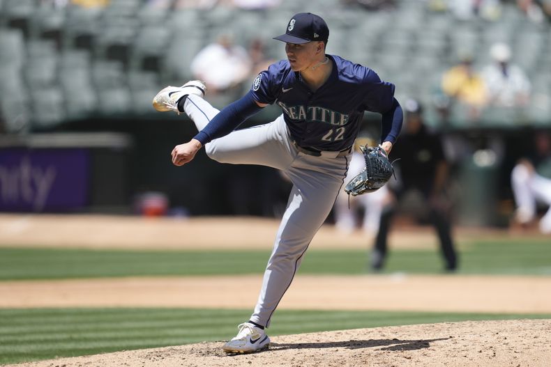 El abridor de los Marineros de Seattle Bryan Woo trabaja la cuarta entrada del juego ante los Atléticos de Oakland el jueves 6 de junio del 2024. (AP Foto/Jeff Chiu)
