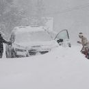 Un grupo de personas trata de retirar la nieve en medio de una tormenta, el sábado 2 de marzo de 2024, en Truckee, California. (AP Foto/Brooke Hess-Homeier)