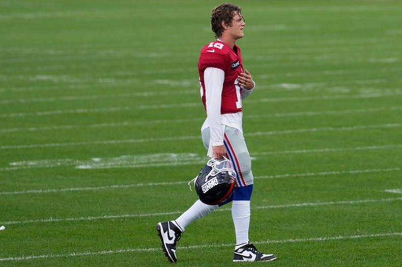 JJ McCarthy, quarterback de los Giants de Nueva York, se marcha tras una práctica el miércoles 30 de septiembre de 2026 (AP Foto/Seth Wenig)