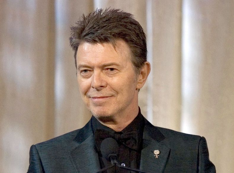 ARCHIVO - David Bowie acepta el galardón a la trayectoria profesional en la 11a. Entrega Anual de los Premios Webby en Nueva York el 5 de junio de 2007. París inmortalizó a Bowie nombrando en su honor una calle en el sureste de la ciudad, en el que habría sido su cumpleaños 77, el lunes 8 de enero de 2024. (Foto AP/Stephen Chernin, Archivo)