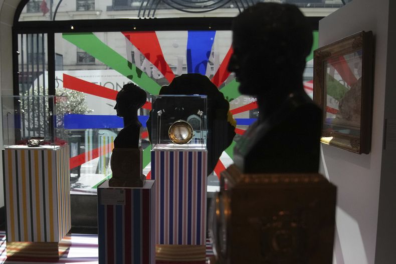 Bustos se exhiben en una exposición de pertenencias de Napoleón creada por el diseñador francés Jean-Charles de Castelbajac en la casa de subastas Sothebys en París el jueves 19 de junio de 2025 en París. (Foto AP/Christophe Ena)