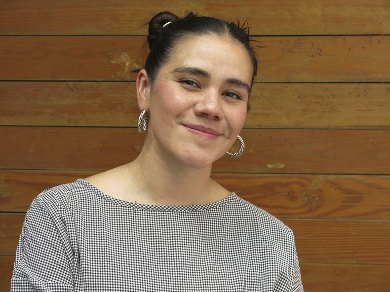 La cantautora mexicana Pahua posa para una fotografía durante una entrevista para promocionar su álbum Cerca del lugar, en la Ciudad de México, el lunes 18 de agosto de 2025. (Foto AP/Berenice Bautista)