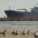 ARCHIVO - Un buque cisterna atraviesa un canal el 2 de marzo de 2022, en Port Aransas, Texas. (AP Foto/Eric Gay, Archivo)