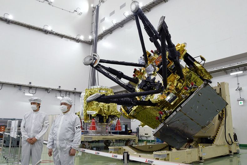 La Agencia Japonesa de Exploración Aeroespacial presenta una nave para su misión Martian Moons eXploration en el Centro Espacial Tanegashima en Minamitane, en el suroeste de Japón, el 13 de agosto de 2026. (Yuika Kawazoe/Kyodo News via AP)