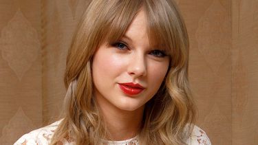taylor swift es la artista del ano en premios iheartradio