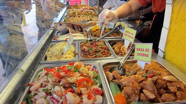 americateve | Comerse un quimbombó con camarones o beber una champola en La Habana resulta hoy un milagro y los precios dan ganas de reír por no llorar.