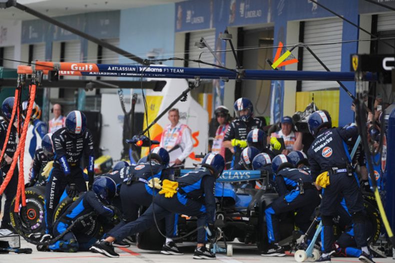 Alexander Albon de Williams durante un parada den pits en el Gran Premio de Miami de la Fórmula 1, el domingo 3 de mayo de 2026, en Miami Gardens, Florida. (AP Foto/Rebecca Blackwell)