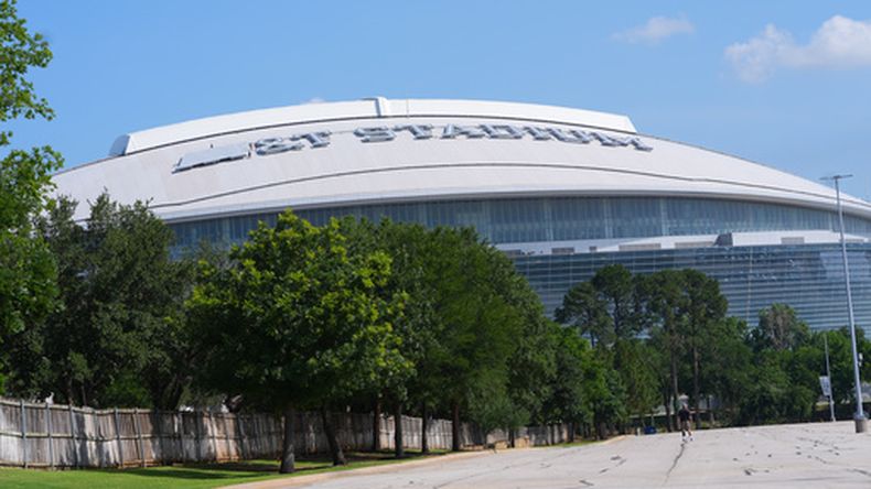 Trabadores cubren el nombre del AT&T Stadium, que será denominado Dallas Stadium durante la próxima Copa Mundial, durante los preparativos el martes 2 de junio del 2026. (AP Foto/LM Otero)