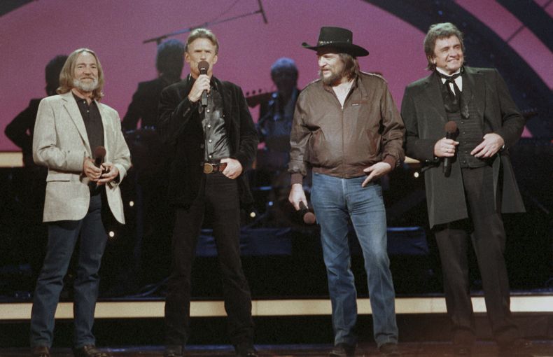 ARCHIVO - Los miembros del grupo The Highwaymen --Willie Nelson, Kris Kristofferson, Waylon Jennings y Johnny Cash-- cantan en vivo en octubre de 1985. (AP Foto/Mark Humphrey, File)