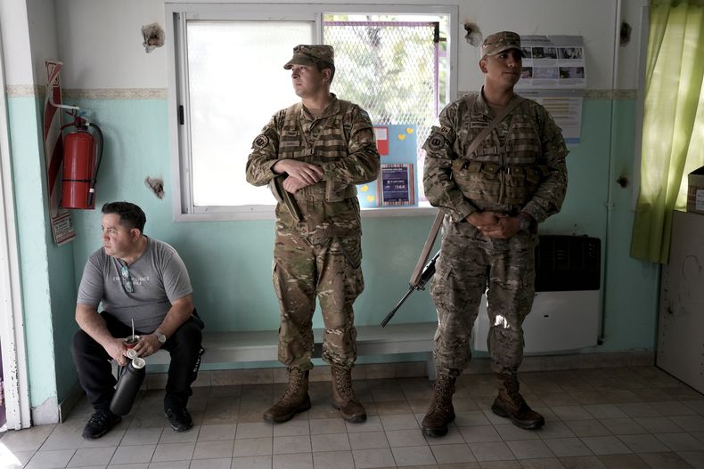 Soldados vigilan un colegio electoral durante la segunda vuelta presidencial entre Javier Milei y Sergio Massa en las afueras de Buenos Aires, Argentina, el domingo 19 de noviembre de 2023. (Foto AP/Rodrigo Abd)