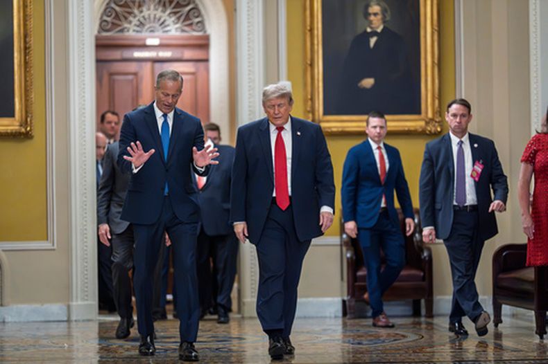 El presidente Donald Trump junto con el líder de la mayoría en el Senado John Thune, en el Congreso en Washington, el 24 de junio del 2026. (AP foto/J. Scott Applewhite)