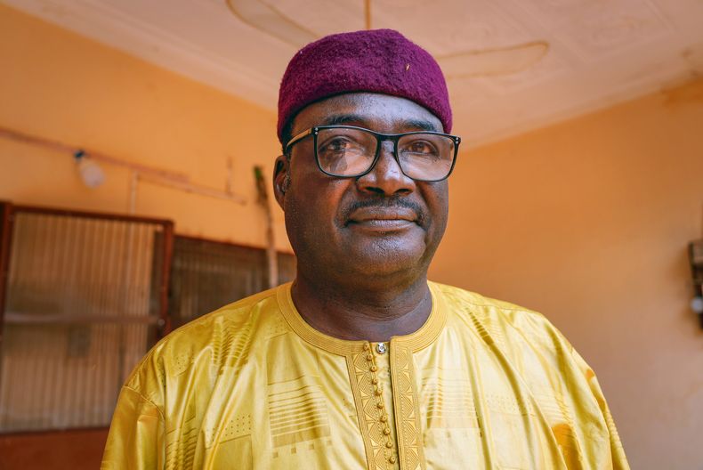 Boubacar Sabo, vicesecretario general del Partido para la Democracia y el Socialismo de Níger, posa para una fotografía en Niamey, Níger, el 17 de agosto de 2023. (AP Foto/Sam Mednick)