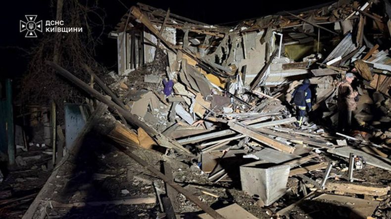 En esta imagen proporcionada por los Servicios Ucranianos de Emergencia el miércoles 30 de septiembre de 20265, un rescatista camina en una vivienda golpeada por un dron ruso en la región de Kiev, Ucrania. (Servicios Ucranianos de Emergencia via AP)