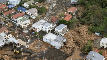 americateve | Casas destruidas en un &aacute;rea residencial en Oshima tras el paso de un poderoso tif&oacute;n en la isla Izu Oshima, Jap&oacute;n, el mi&eacute;rcoles 16 de octubre de 2013. (Foto AP/Kyodo News)