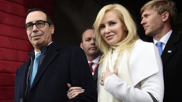 Critican a esposa del secretario Mnuchin por lujoso atuendo