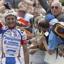 ARCHIVO - El italiano Davide Rebellin celebra tras ganar la clásica Valona Flecha en Huy, Bélgica, el 22 de abril de 2009. (AP Foto/Geert Vanden Wijngaert)