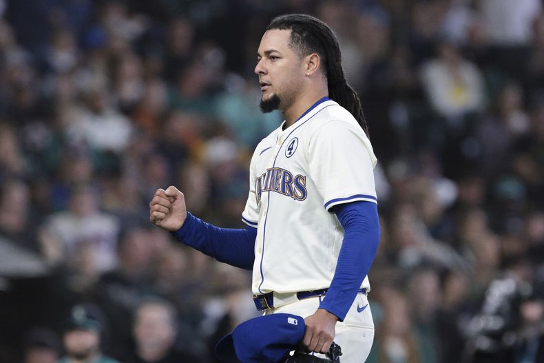 El abridor Luis Castillo, de los Marineros de Seattle, reacciona después de conseguir el tercer out en la séptima entrada del juego de béisbol en contra de los Angelinos de Los Ángeles, el domingo 2 de junio de 2024, en Seattle. (AP Foto/Jason Redmond)