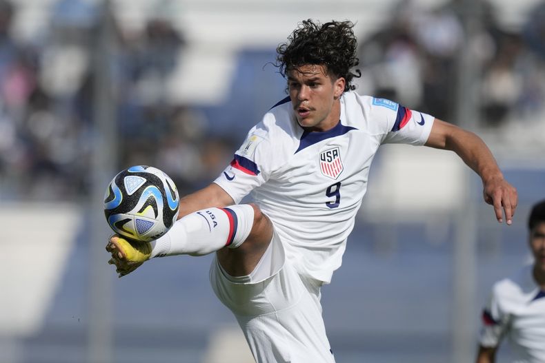 Cade Cowell de Estados Unidos controla el balón durante un partido ante Eslovaquia por el Grupo B del Mundial Sub20 en el estadio Bicentenario de San Juan, Argentina, 26 de mayo, 2023. (AP Foto/Natacha Pisarenko)