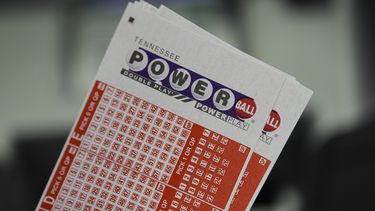 Unos boletos de la lotería Powerball en Nashville, Tennessee, el 29 de agosto del 2025. (AP foto/George Walker IV)