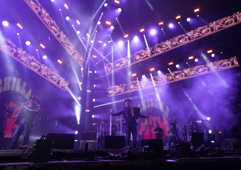 La banda mexicana Pesado durante su concierto en el segundo día del festival Arre en la Ciudad de México el 10 de septiembre de 2023. (Foto AP/Fernando Llano)