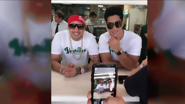 [video] jacob forever y chyno miranda regalan cafe cubano en el versailles