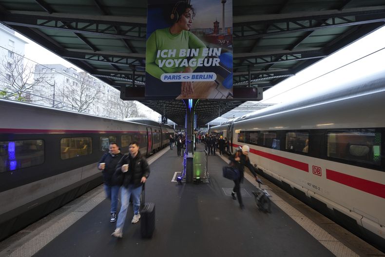 Pasajeros se preparan para abordar el primer tren de alta velocidad París-Berlín que comenzó a operar el lunes 16 de diciembre de 2024, en la estación Gare de lEst de París. (AP Foto/Aurelien Morissard)