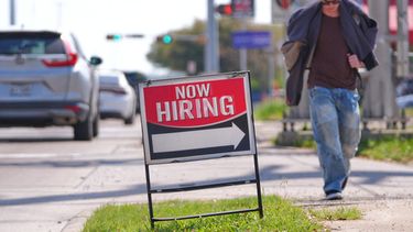 Un aviso de contratación de empleados al lado del camino en Garland, Texas, el lunes 23 de marzo de 2026. (AP Foto/LM Otero)