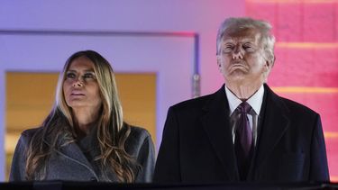 El presidente electo Donald Trump, a la derecha, y Melania Trump miran los fuegos artificiales en el Trump National Golf Club en Sterling, Virginia, el sábado 18 de enero de 2025, antes de la 60ma toma de posesión presidencial. (AP Foto/Matt Rourke)