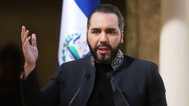 El presidente salvadoreño Nayib Bukele habla en Palacio Nacional el 19 de enero de 2026, en San Salvador. (AP Foto/Salvador Meléndez, archivo)