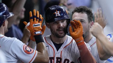 Chas McCormick, de los Astros de Houston, es felicitado en la caseta del equipo después de batear un cuadrangular de dos carreras durante la segunda entrada del juego de béisbol en contra de los Guardianes de Cleveland, el miércoles 2 de agosto de 2023, en Houston. (AP Foto/Kevin M. Cox)