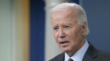 El presidente Joe Biden habla durante una intervención inesperada en la sesión informativa diaria en la Casa Blanca, el viernes 4 de octubre de 2024, en Washington. (AP Foto/Susan Walsh)